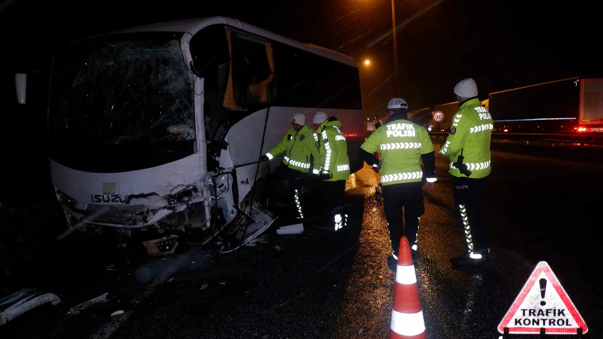 Polis servis aracı ile tur otobüsü çarpıştı: 11 yaralı