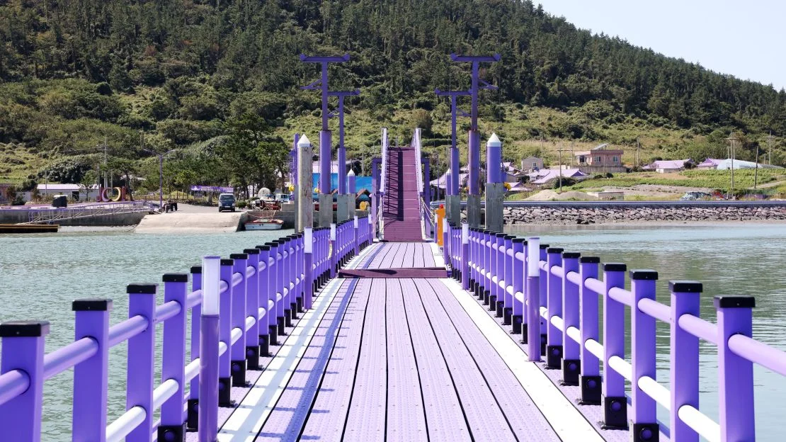 Mor renk, adanın kaderini değiştirdi: Turizm merkezi haline geldi