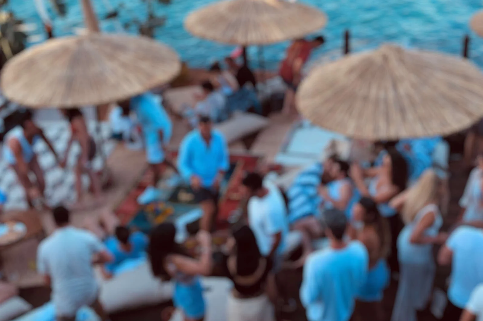 Fiyatlardan şikayet edenler, eleştirdikleri beach’lere girmek için kuyruğa giriyor