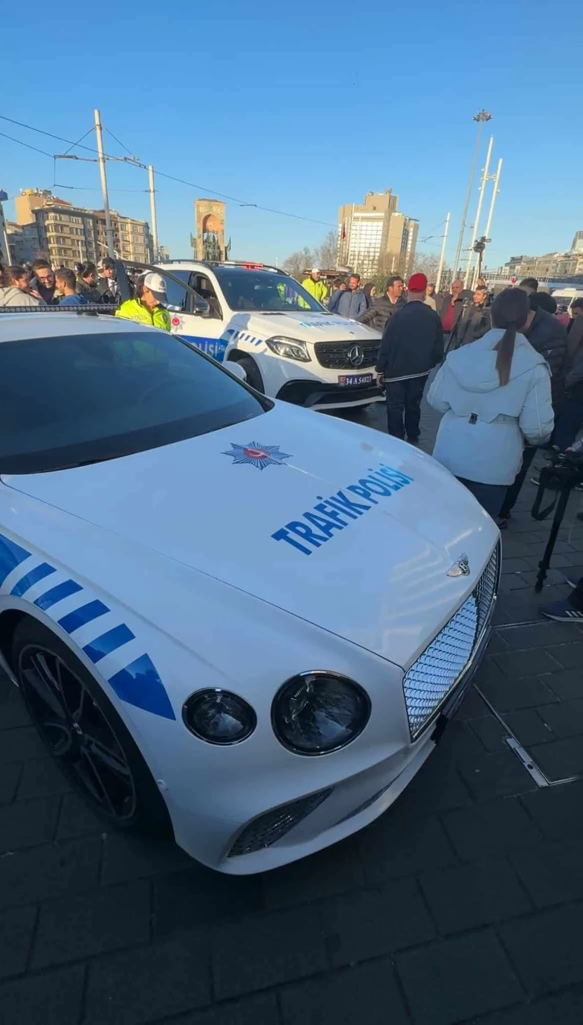 Suç örgütlerinin lüks araçları polis otosu oldu: Turistler büyük ilgi gösterdi