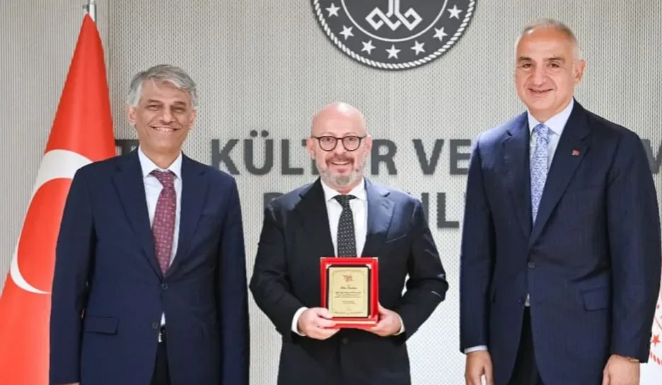 Bakan Ersoy'dan Mete Vardar'a teşekkür plaketi
