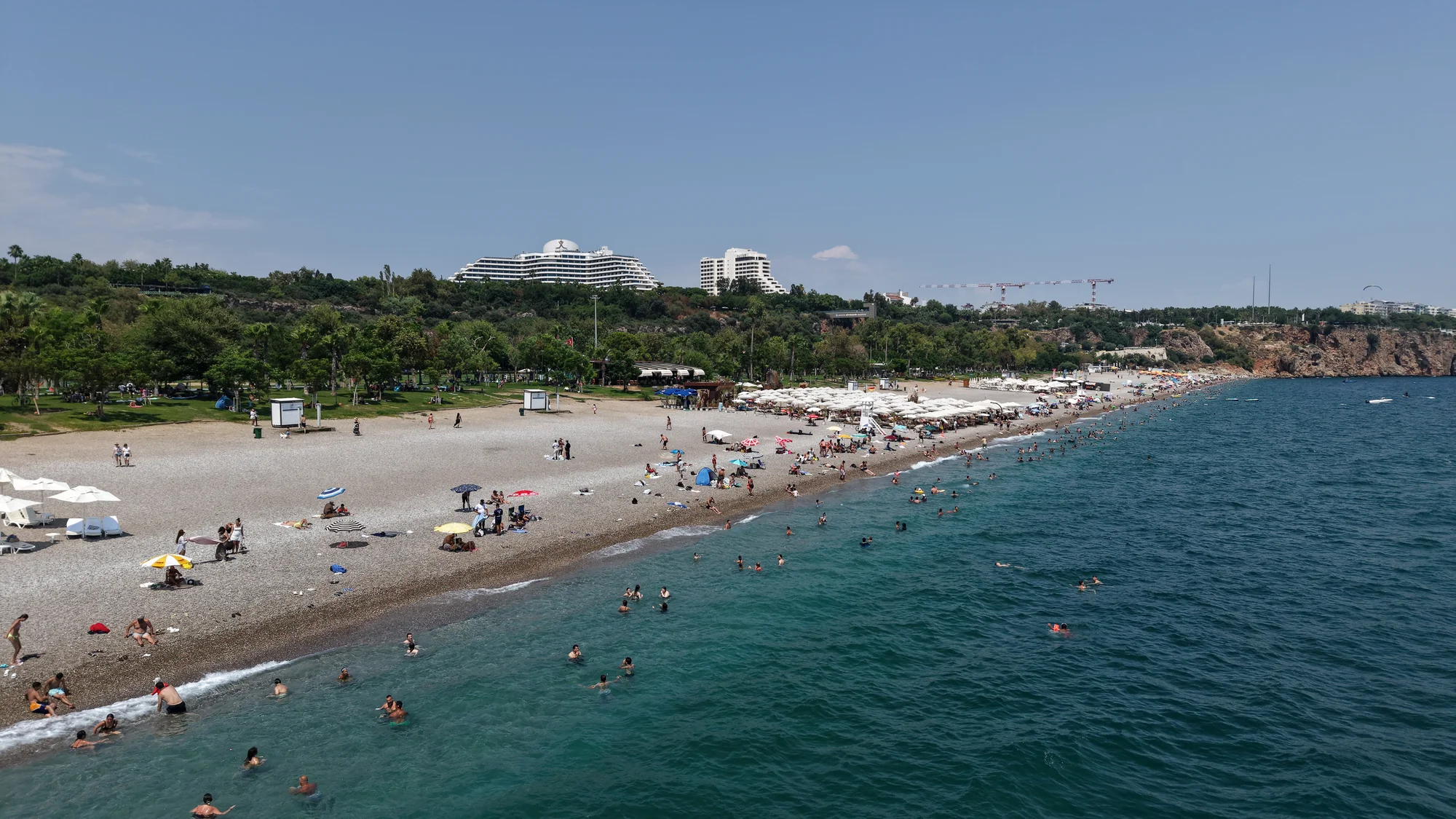 Antalya'da hissedilen sıcaklık 39 dereceye ulaştı, halk kendini denize attı