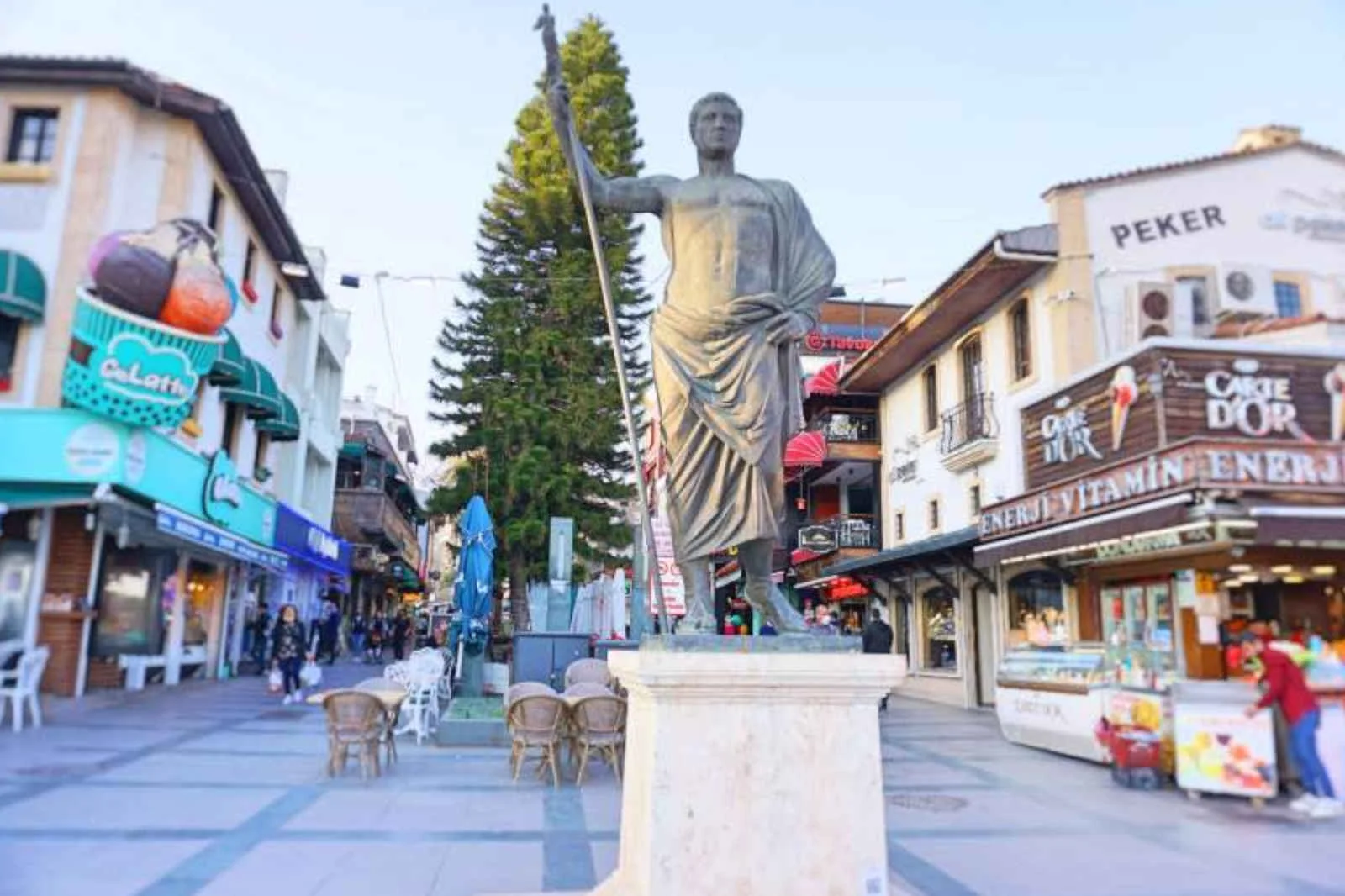 Antalya’da turistin kent merkezine gelmesi için bir sebep olması lazım!