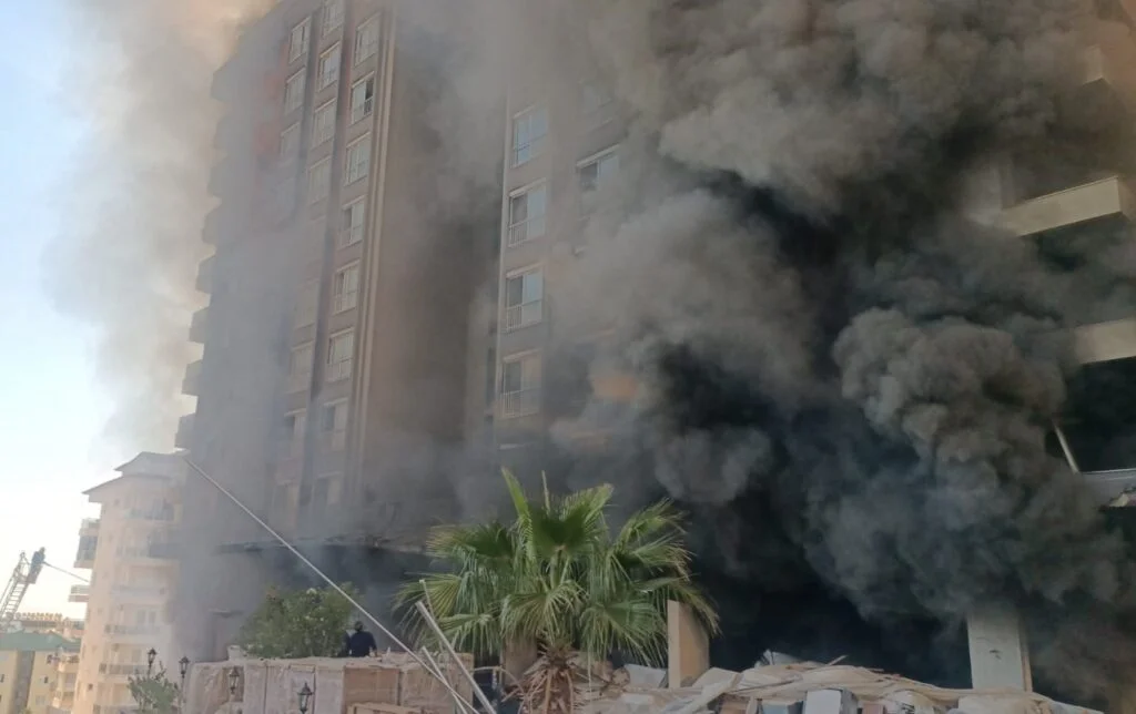 Antalya’da otel inşaatında korkutan yangın