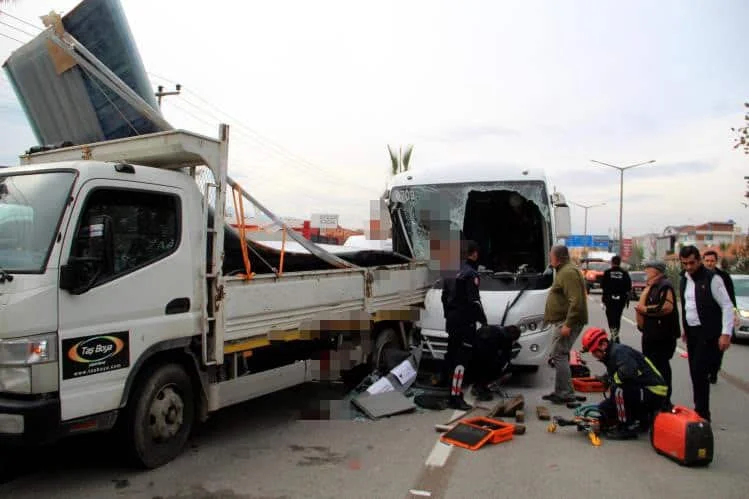 Antalya havalimanına personel taşıyan midibüs ile kamyonet çarpıştı: 9 kişi yaralandı