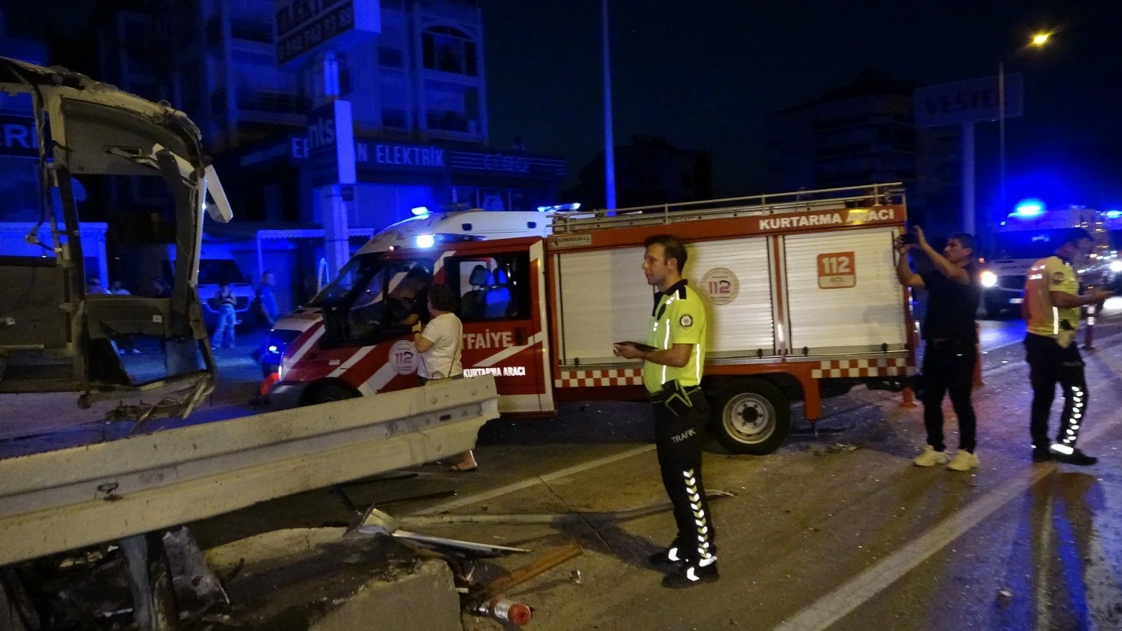 Antalya’da midibüs direğe çarptı: 1 turist hayatını kaybetti, 20 turist yaralandı