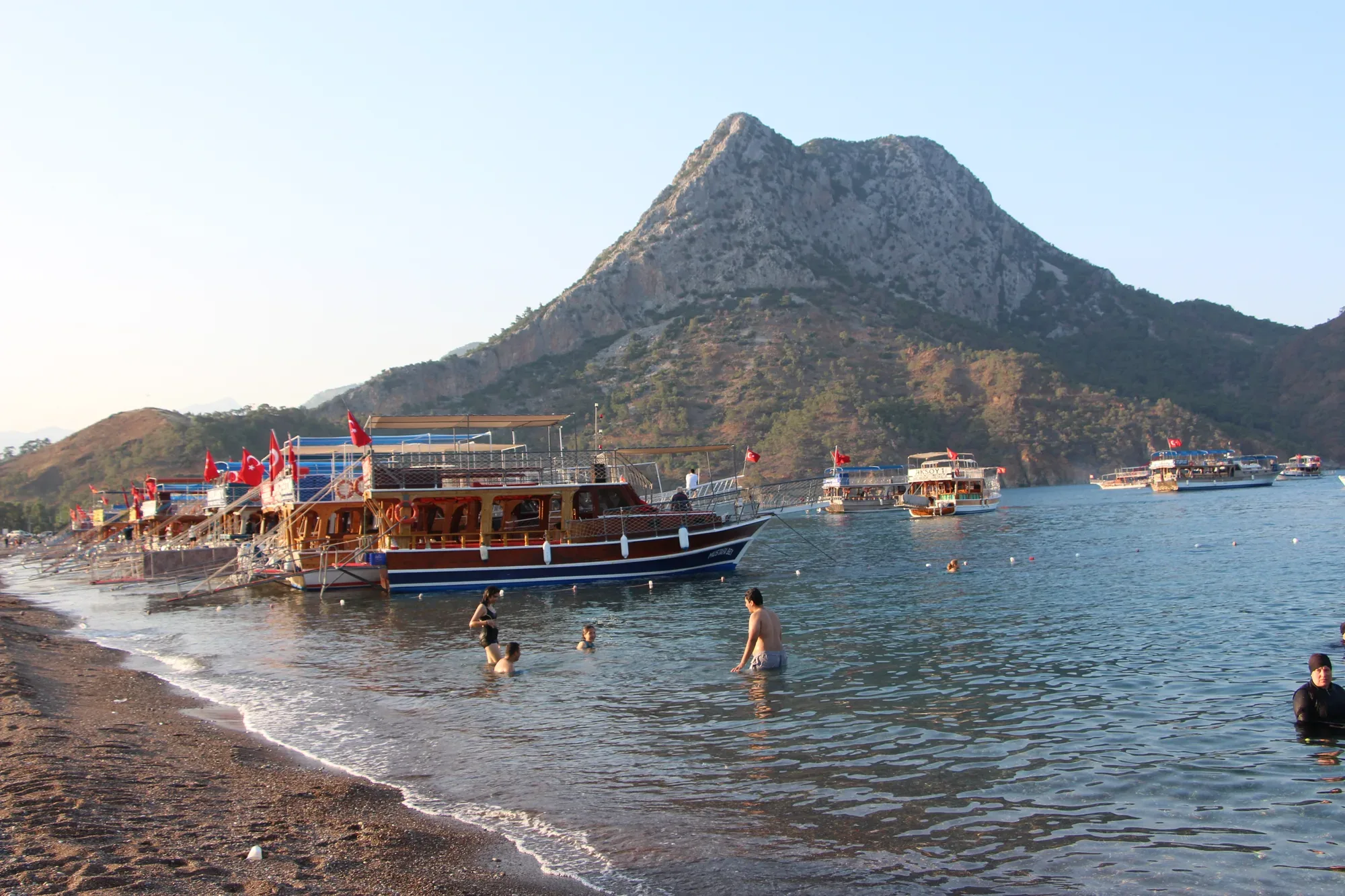 Antalya'da teknecilerden kornalı eylem