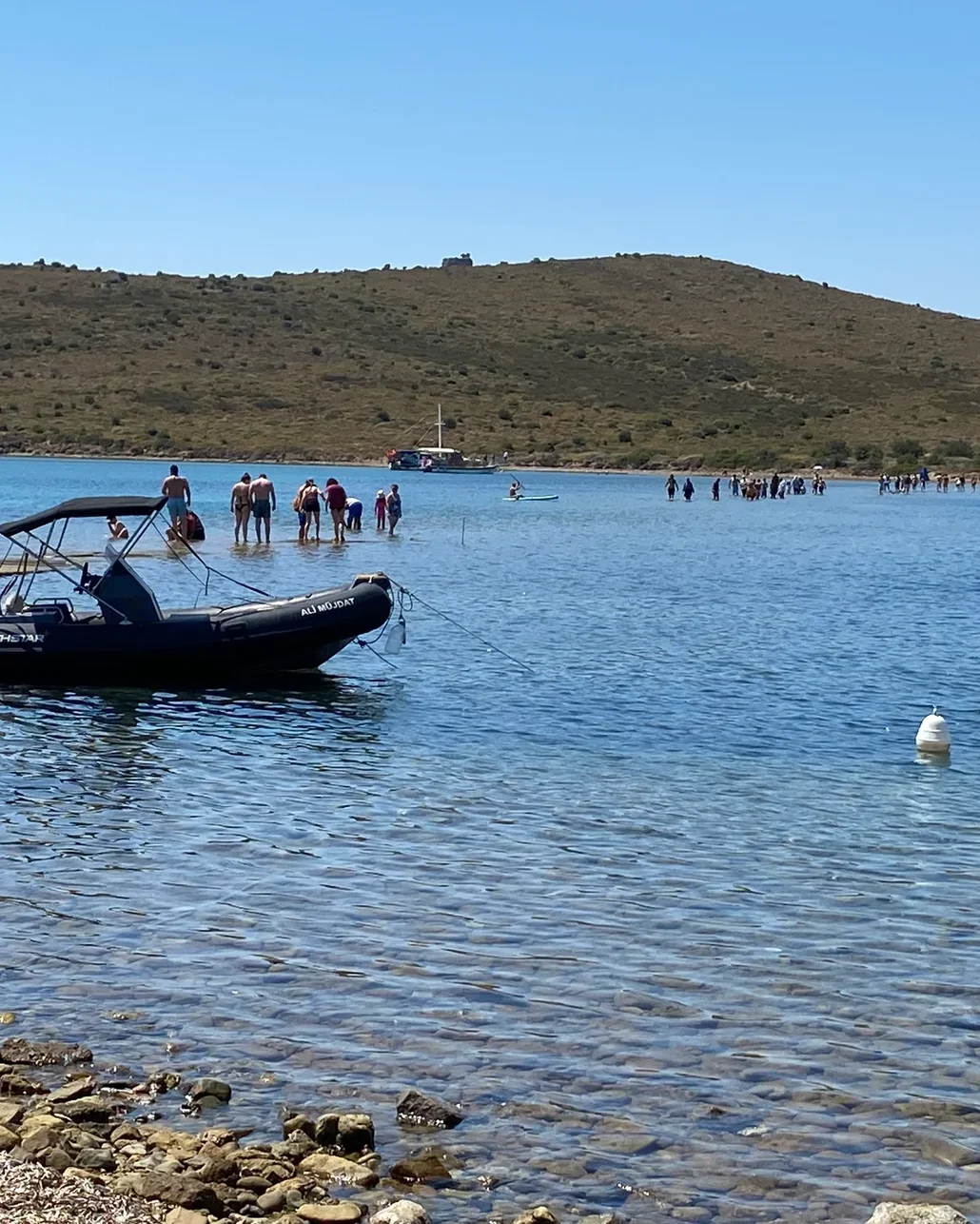 Binlerce turistin deniz üstünde yürüyerek geçtiği boğazda can güvenliği yok