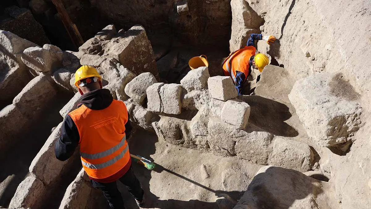 Kapadokya'da trafiğe kapatılan yolun altından toplu mezar çıktı