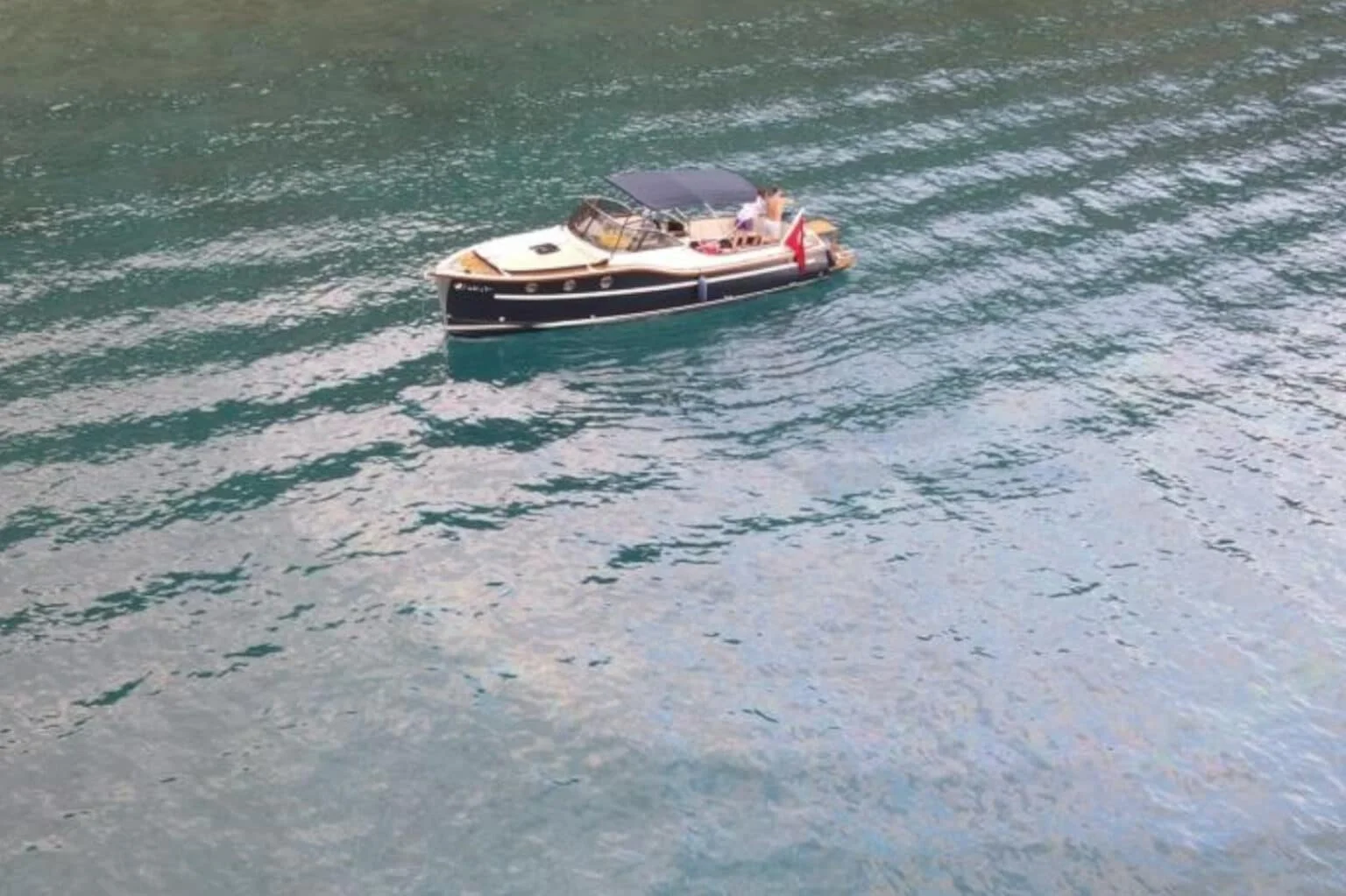 Antalya’da denizi kirleten tekne drone ile tespit edildi: Seferden men edildi