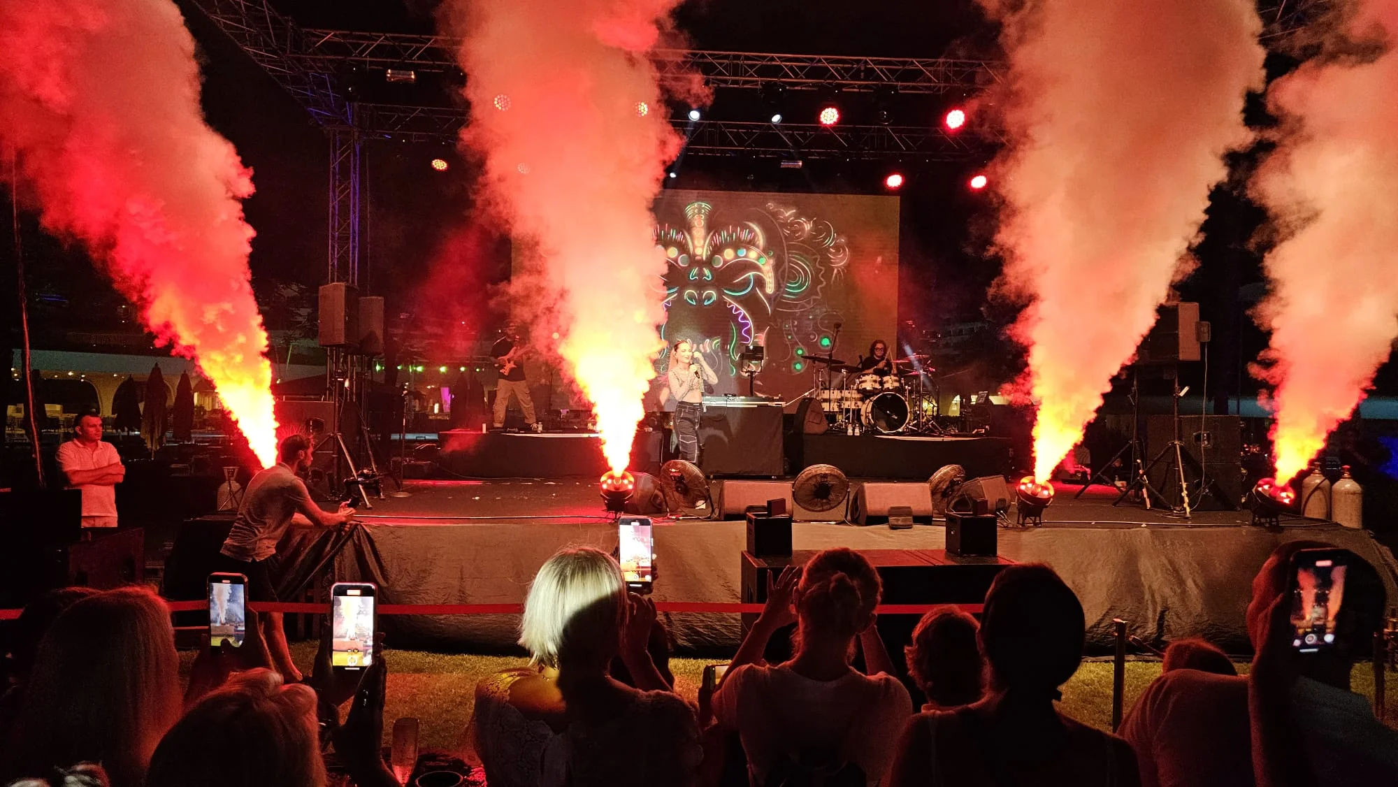 Dünyaca ünlü şarkıcıdan, Cornelia Diamond’da coşku dolu bir gece