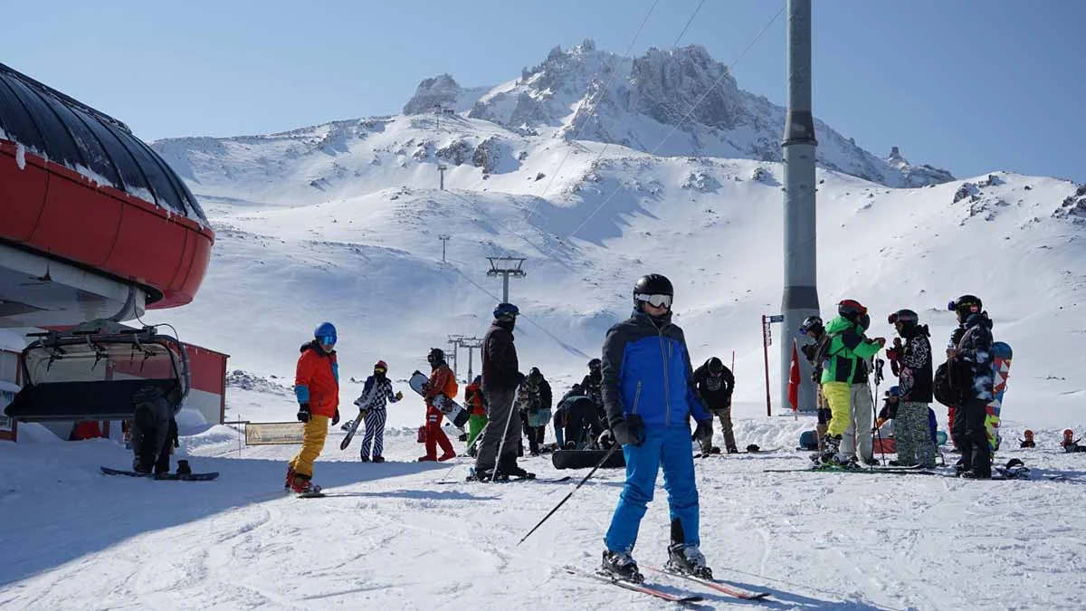Kar yağışıyla sezonun uzadığı Erciyes’te, bayram rezervasyonlarında artış
