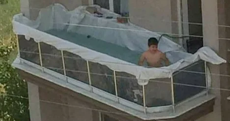 Tatile gidemedi evinin balkonunu havuza çevirdi