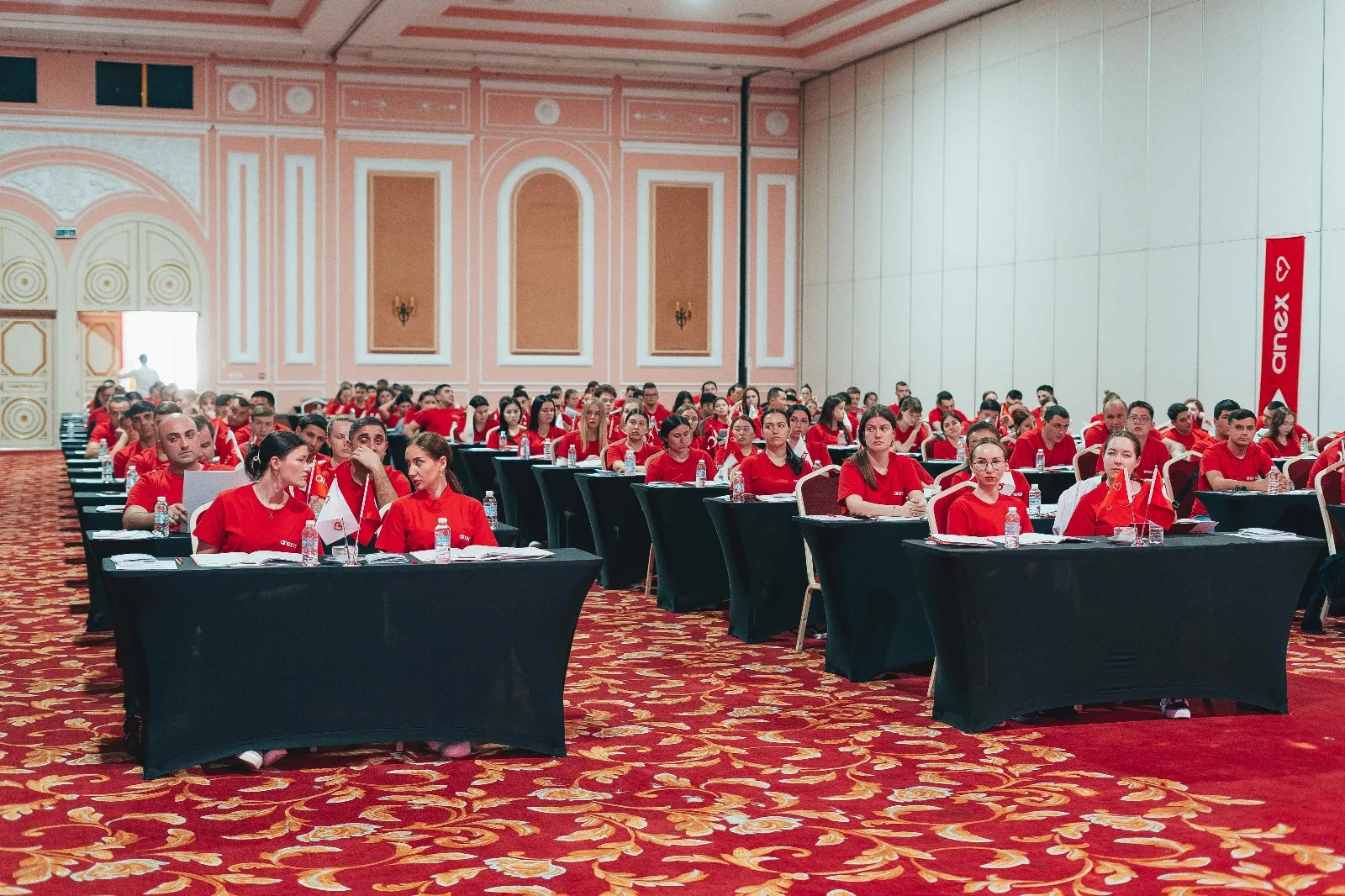 Anex Tour, misafir memnuniyeti için 700 rehberini Antalya’da eğitime aldı