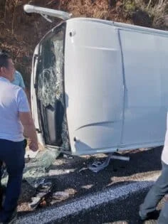 Otel personelini taşıyan servis devrildi