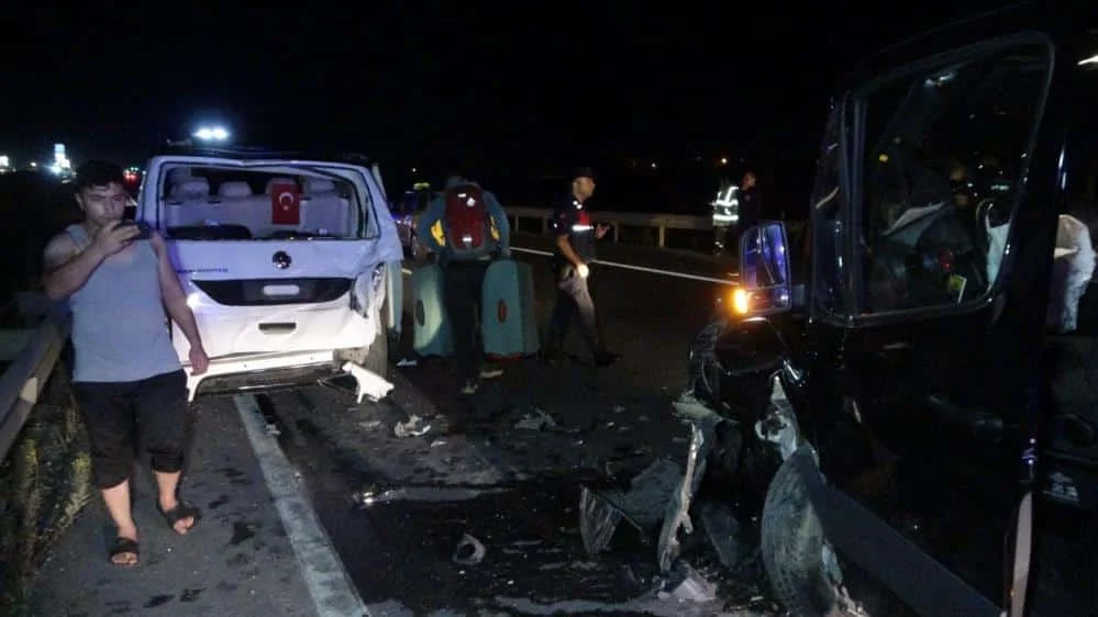 Antalya’da tur minibüsleri çarpıştı, 4'ü turist 6 yaralı