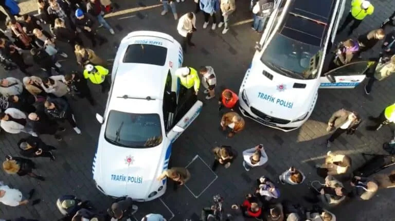 Suç örgütlerinin lüks araçları polis otosu oldu: Turistler büyük ilgi gösterdi