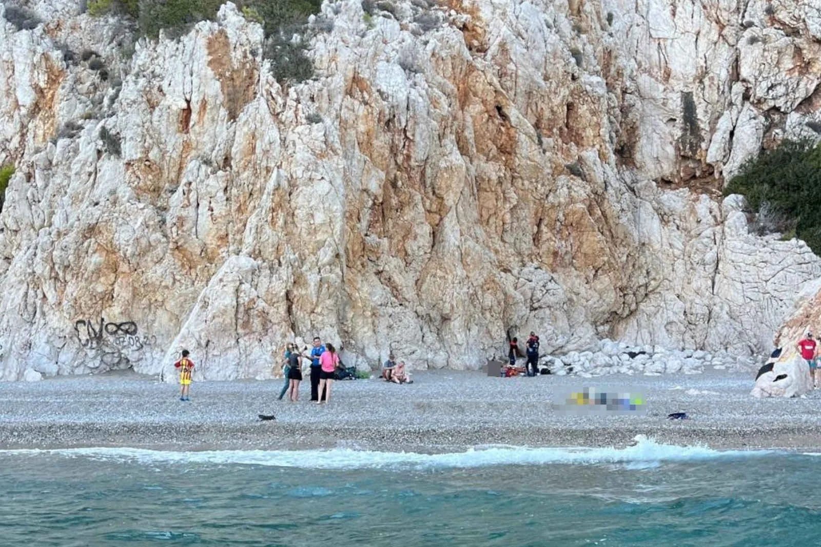 Antalya’da Alman turist metrelerce yükseklikten düşerek hayatını kaybetti