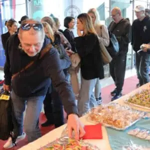 Dalaman Havalimanı’nda yılın ilk turistleri törenle karşılandı