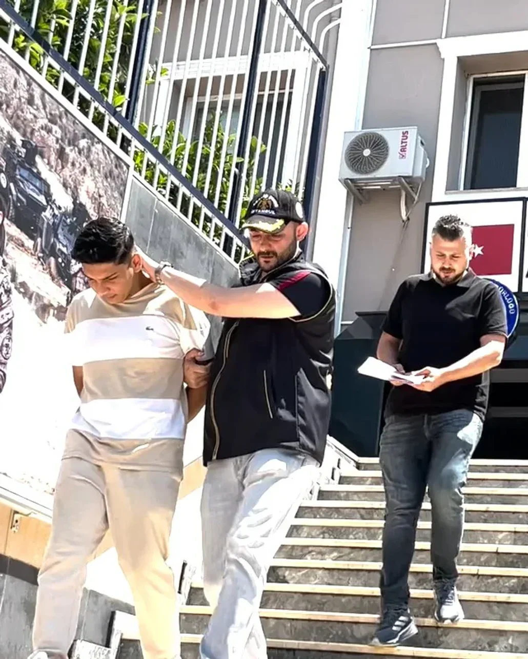İstanbul'da otel restoranlarında turistlerin çantalarını çalan 2 şüpheli tutuklandı