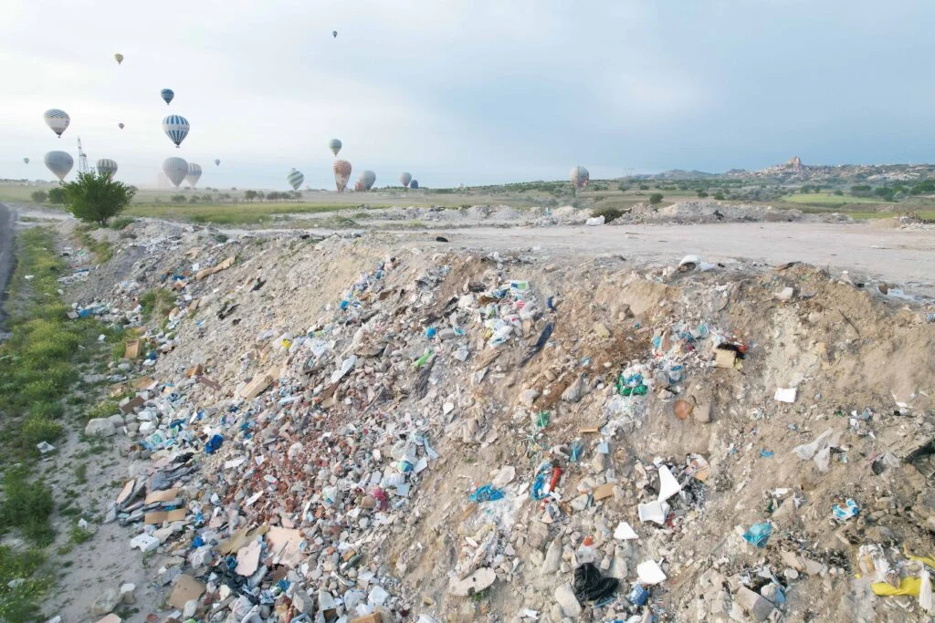 Turistler peribacalarını değil, molozları ve çöpleri seyrediyor