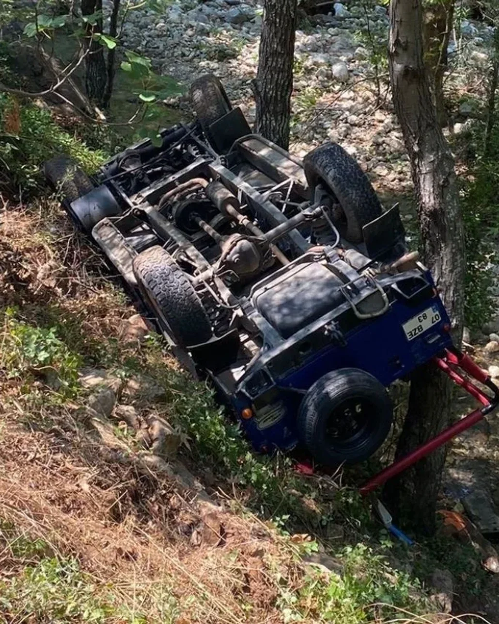 Antalya'da turistleri taşıyan safari aracı şarampole devrildi: 11 yaralı