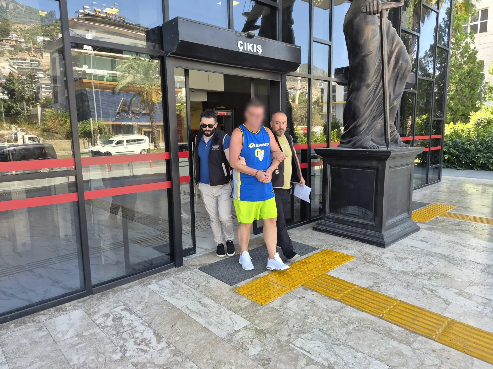Antalya’da otel personeliyle tartışıp Türk bayrağına tüküren İngiliz turist tutuklandı