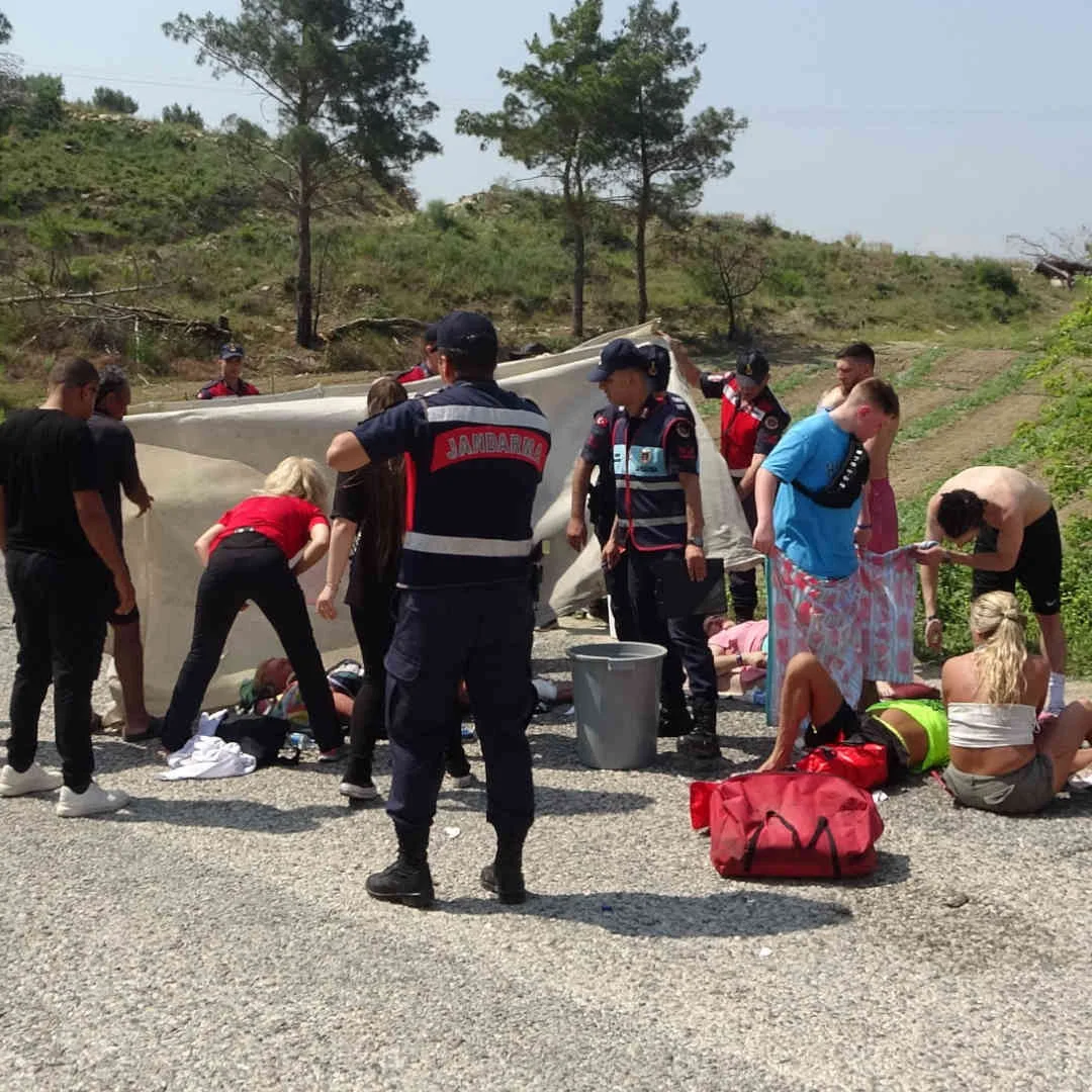 Antalya’da safari araçları çarpıştı: 12’si turist 15 yaralı