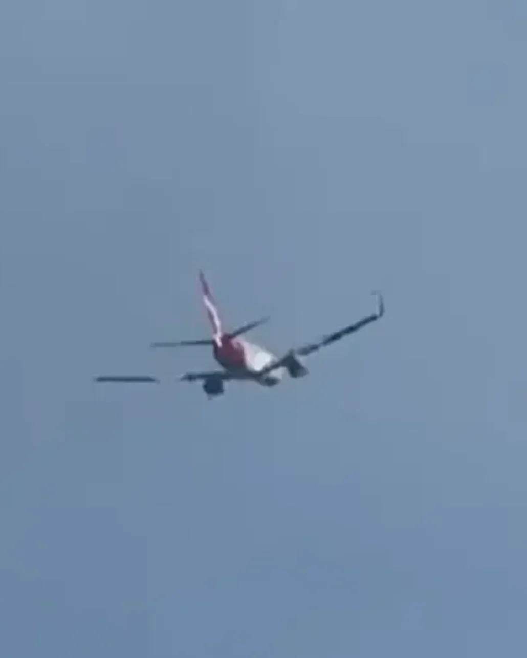 Yolcu uçağına kuş çarptı, motoru havada alev aldı