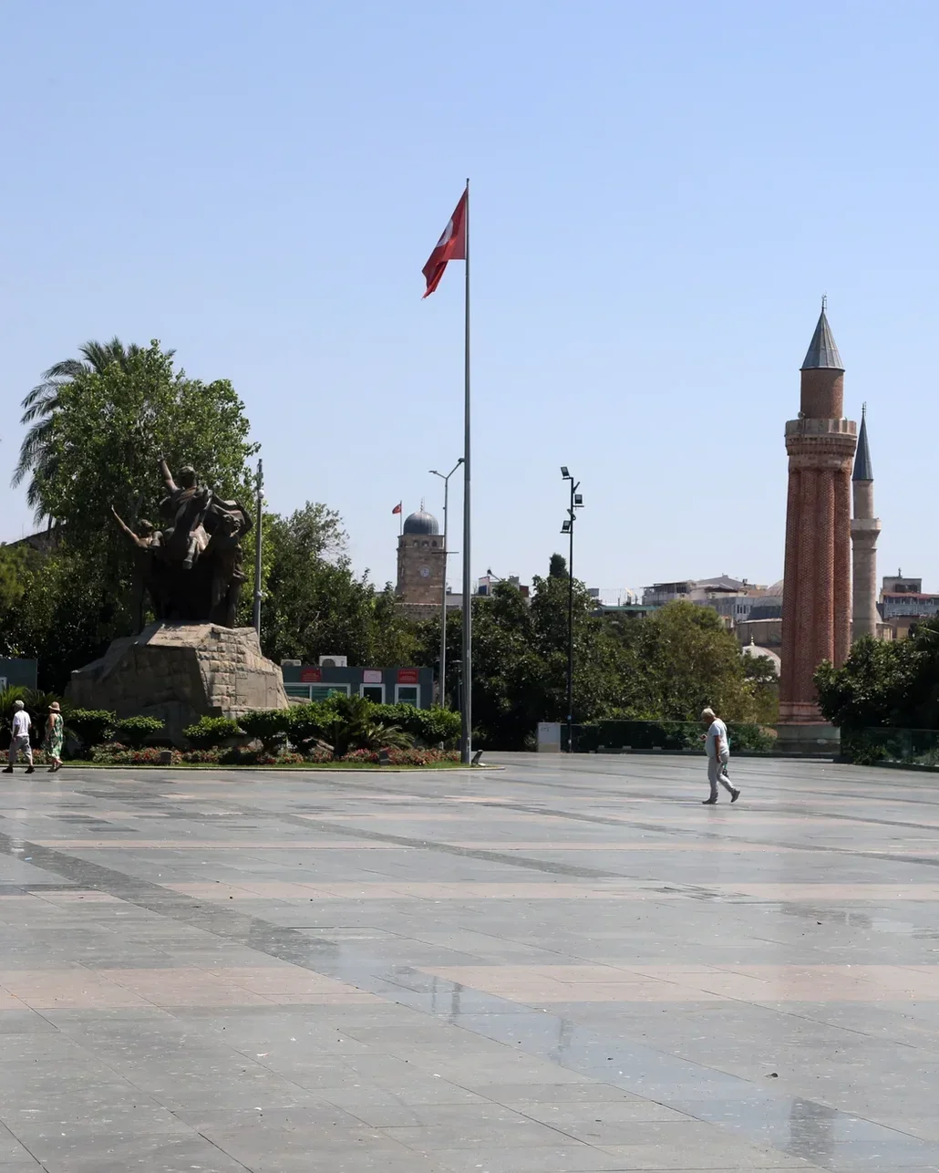 Antalya'da termometreler 40 dereceyi gösterdi, kent merkezi boş kaldı
