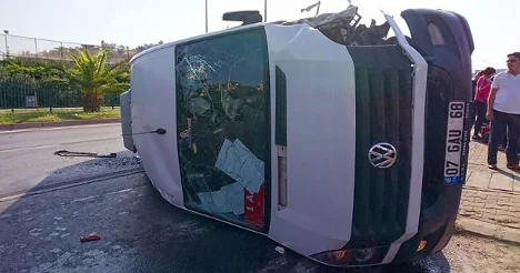 Turist kafilesi kazayı ucuz atlattı