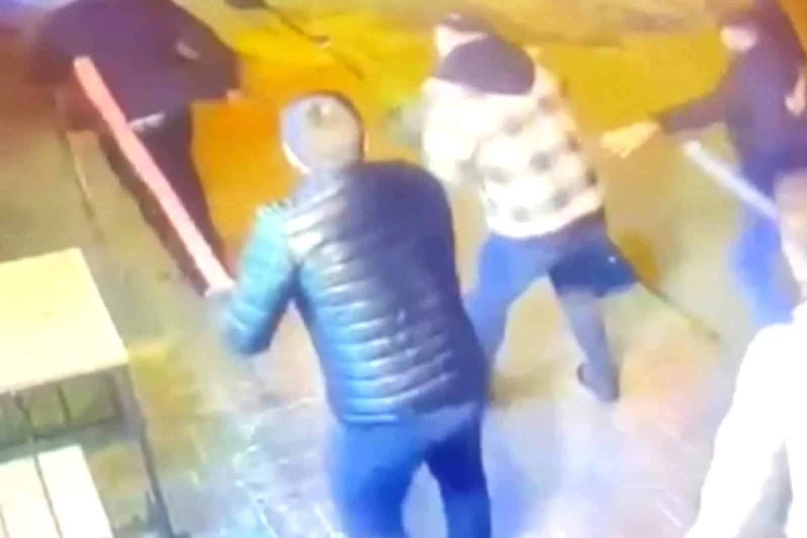 Yüksek hesap çetesinin turistleri sopayla darp ettiği anlar kamerada