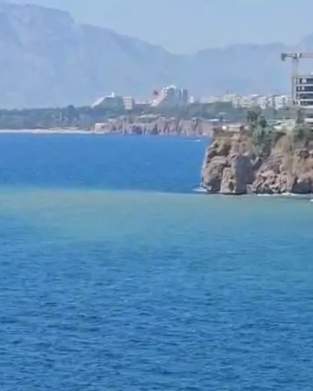 Antalya'da falezlerde deniz rengi değişti, sebebi içme suyu hattındaki arıza çıktı