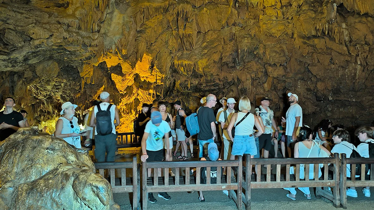 Antalya'nın şifa kaynağı mağarası turistlerin akınına uğruyor