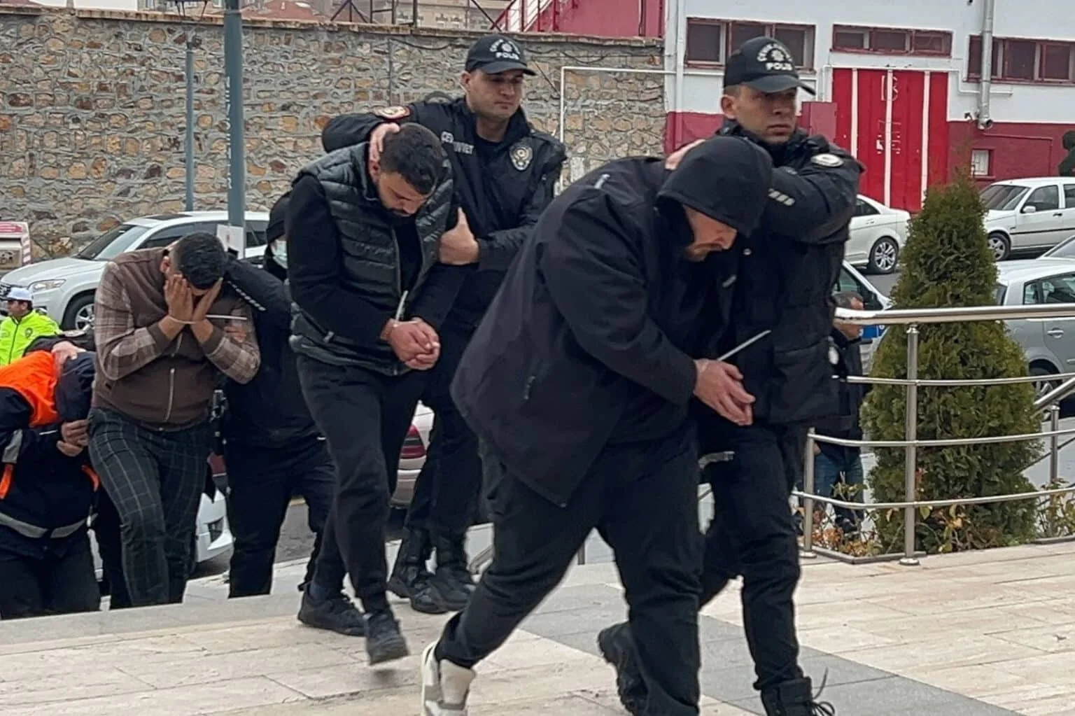 Tatil vaadiyle 250 kişiyi 5 milyon TL dolandırdılar