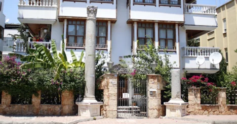 2000 yıllık Roma sütunları apartman süsü olarak kullanılıyor
