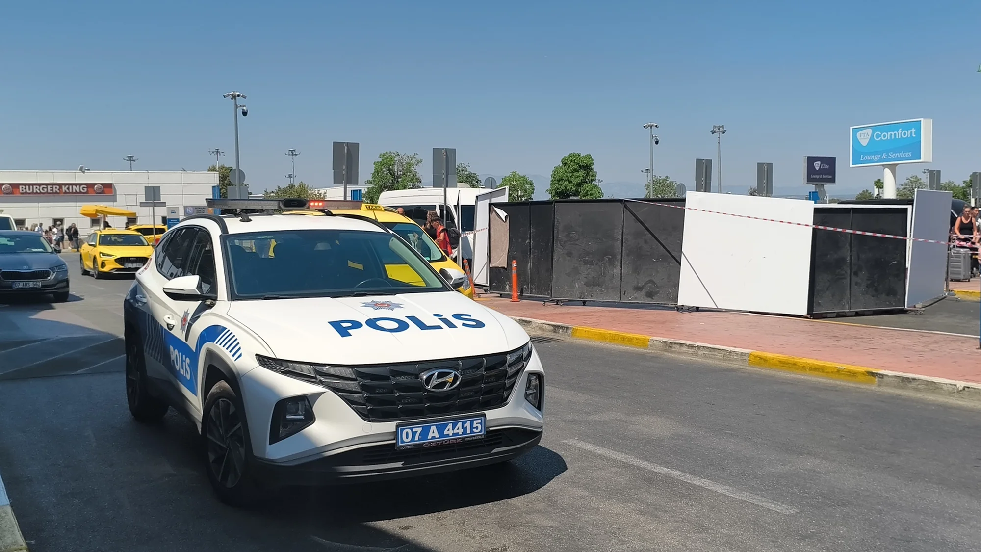Emekli polis memuru, Antalya Havalimanı otoparkında sevgilisini vurdu