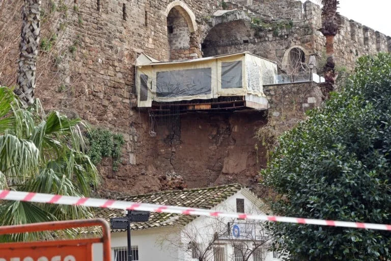 Sağanak yağış, Antalya-Kaleiçi’nde tarihi surları yıktı