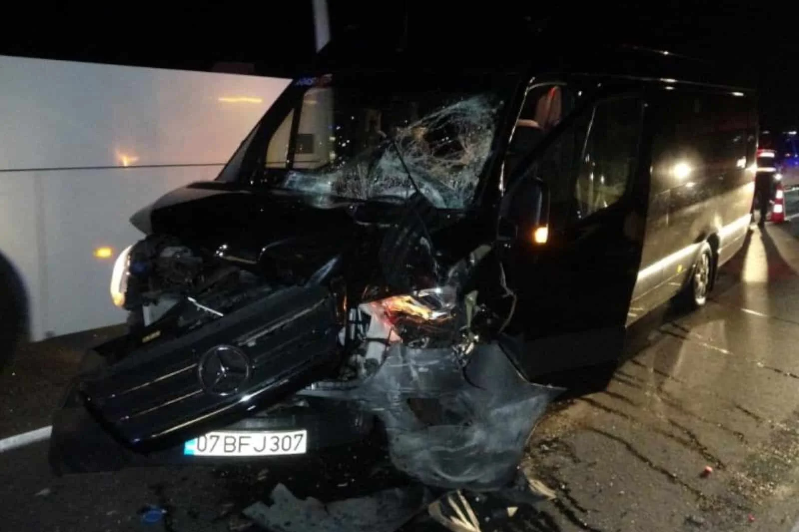 Antalya’da tur minibüsleri çarpıştı, 4'ü turist 6 yaralı