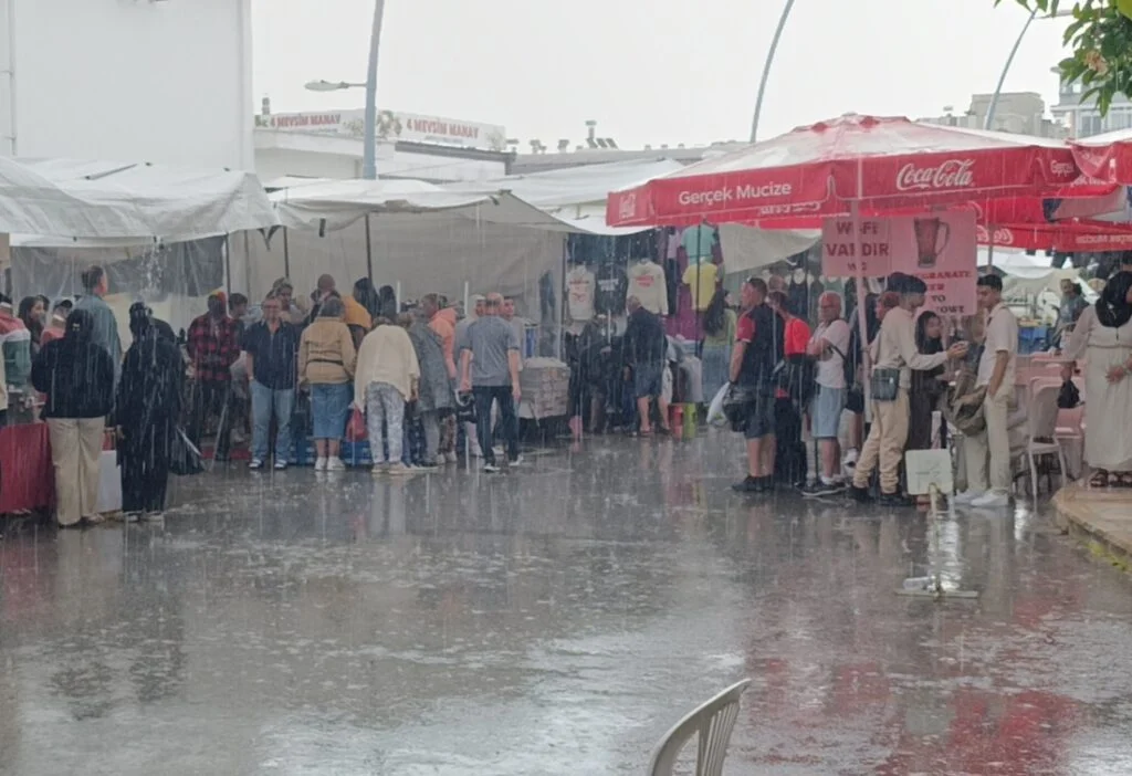 Antalya'da turistlerin pazar keyfini yağmur bile bozamadı