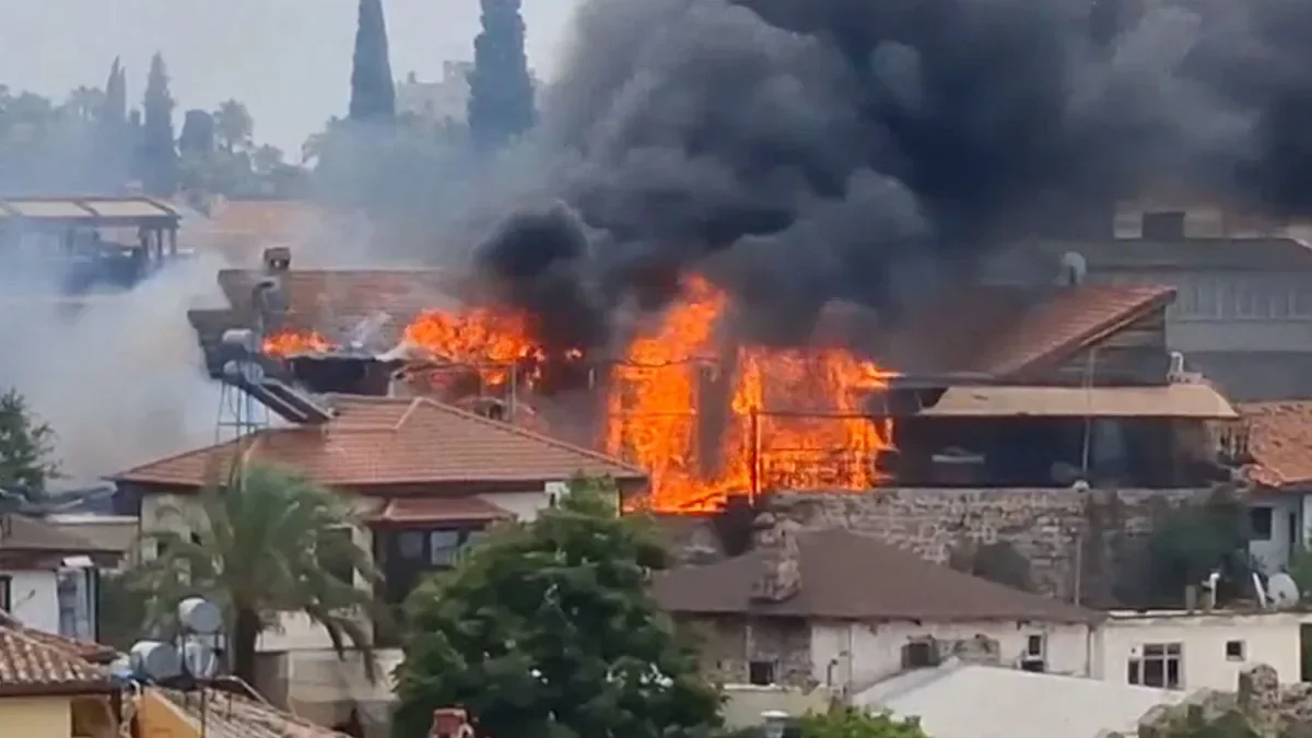 Antalya Kaleiçi’nde korkutan yangın