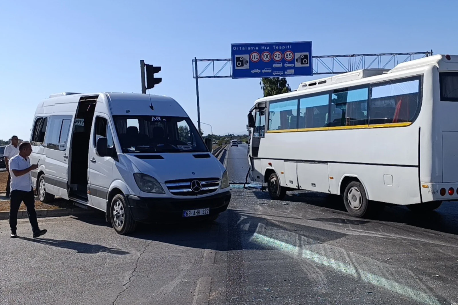 Antalya’da otel servisi, tur aracıyla çarpıştı: 2 turist yaralandı