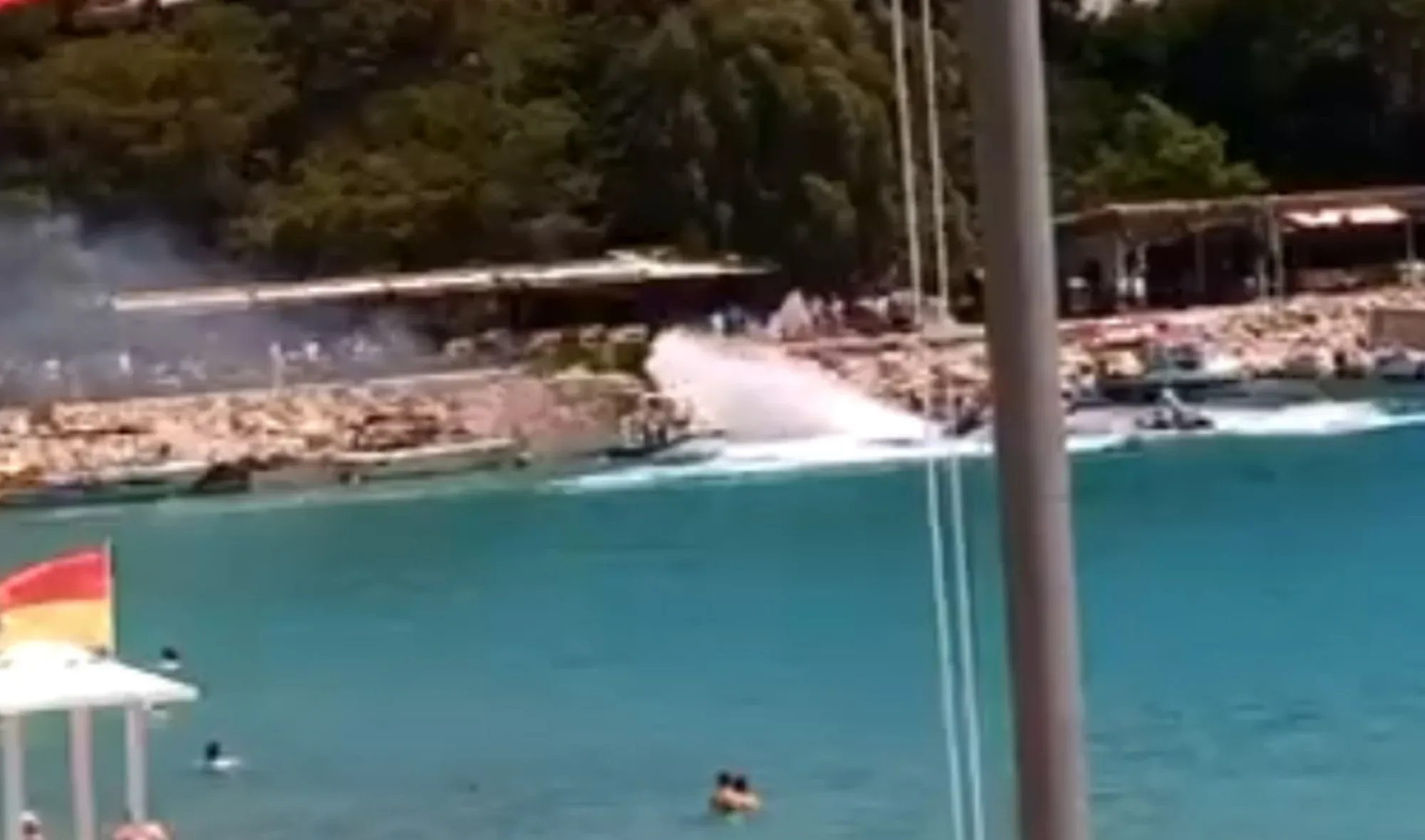 Antalya'da yanan tekneyi jet Ski ile söndürdüler