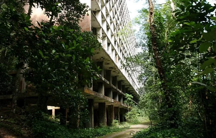 Terk edilen harabe otel, doğa tutkunları ve turistlerin akınına uğruyor