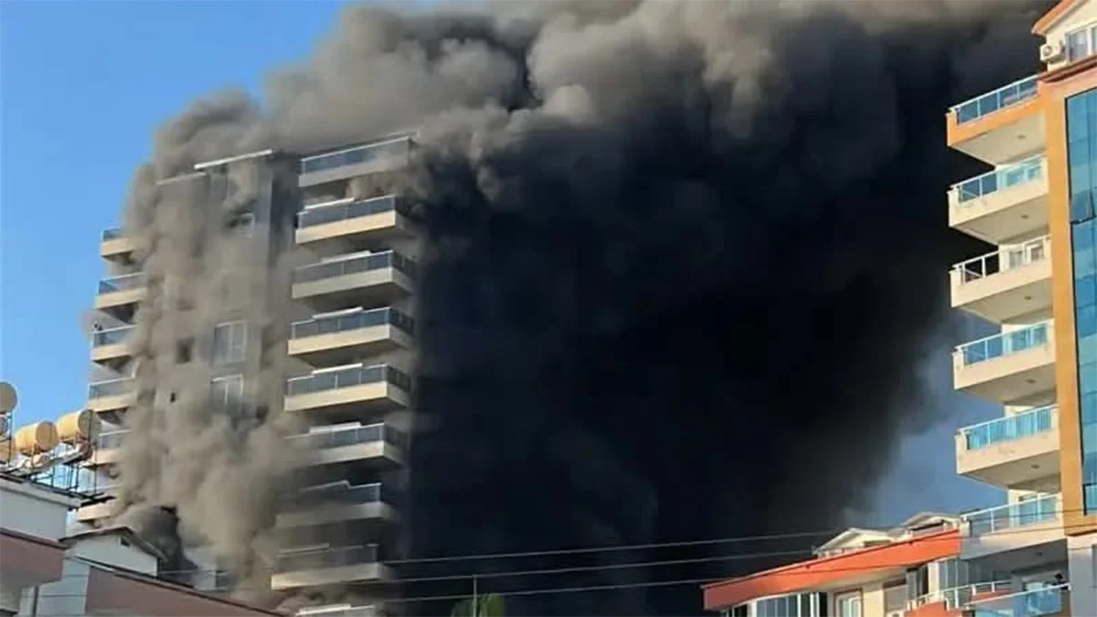 Antalya’da otel inşaatında çıkan yangında mahsur kalan işçiler kurtarıldı