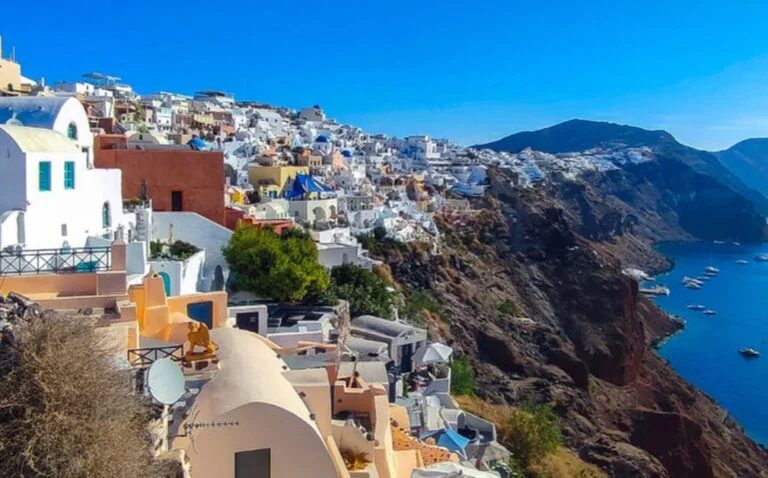 Halk, Yunanistan'ın ünlü turizm adasını terk ediyor