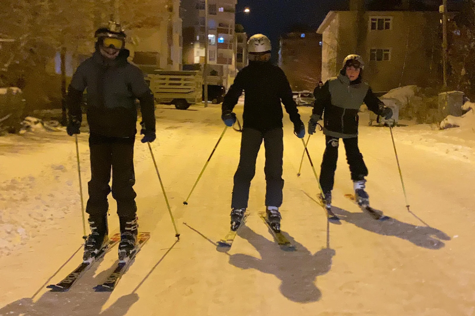 Kayak merkezi değil, kent merkezinde kayak yaptılar