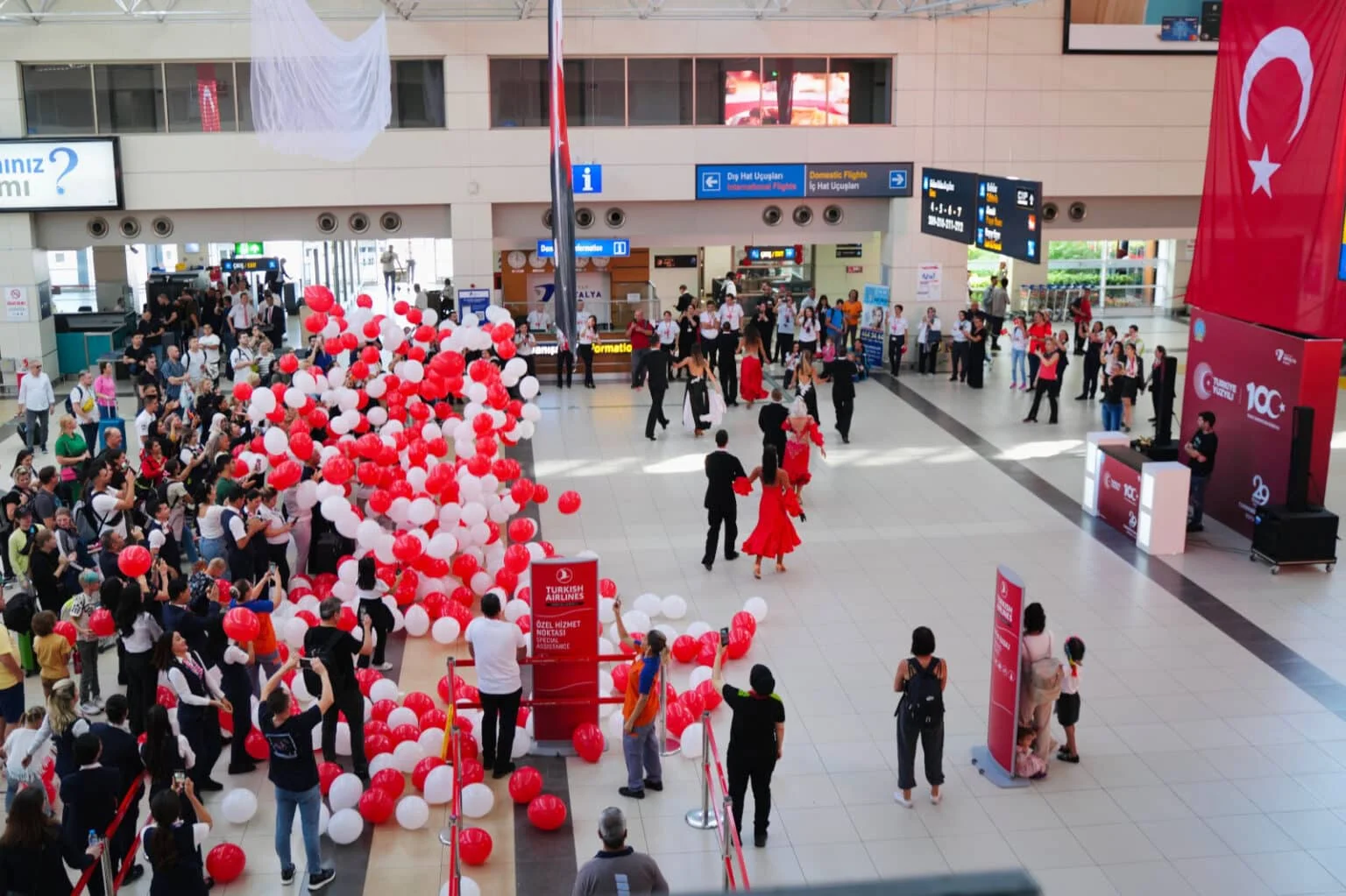Fraport TAV Antalya Havalimanı’nda 100. Yıl coşkusu