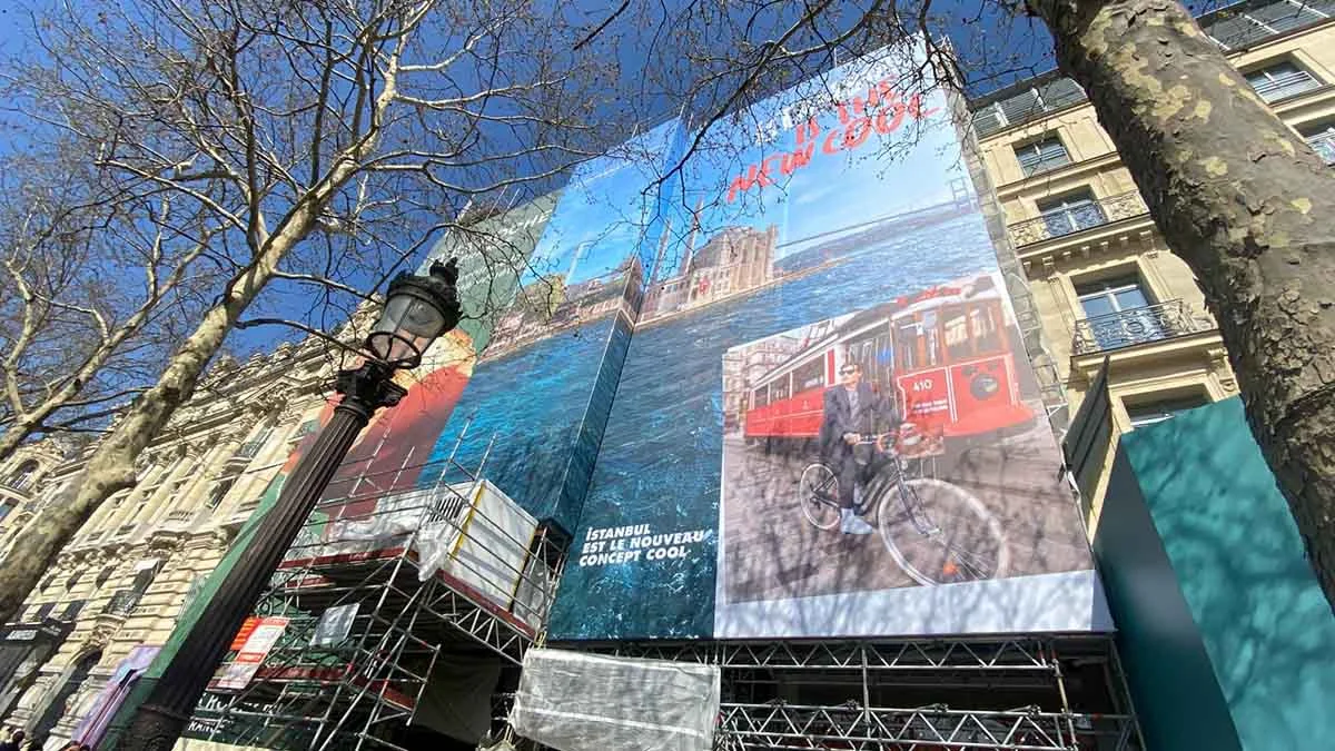 Paris'in ünlü caddesinde dev İstanbul tanıtımı