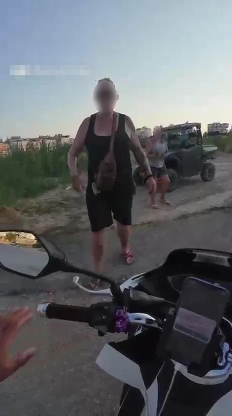 Yavru köpeği taşla öldürdüğü iddia edilen Alman turist sınır dışı edildi